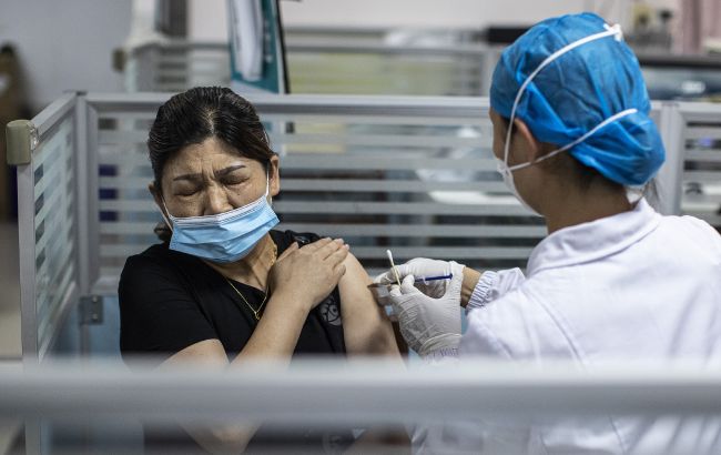 Влада Китаю погрожує обмежувальними заходами для нещеплених від коронавірусу