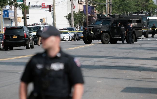 У США стався напад на синагогу: авто врізалося в будівлю, чути стрілянину