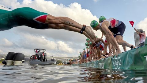 Новый скандал на Олимпийских играх 2020: лодка едва не задавила спортсменов (видео)