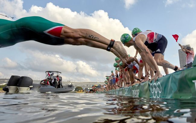 Новый скандал на Олимпийских играх 2020: лодка едва не задавила спортсменов (видео)