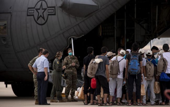 США возобновят эвакуационные рейсы из Афганистана до конца года, - WSJ