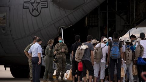 Американців закликали терміново покинути аеропорт Кабула