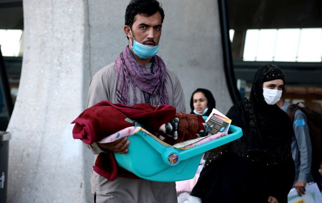 США можуть виплатити кожному біженцю з Афганістану до 2275 доларів, - Bloomberg