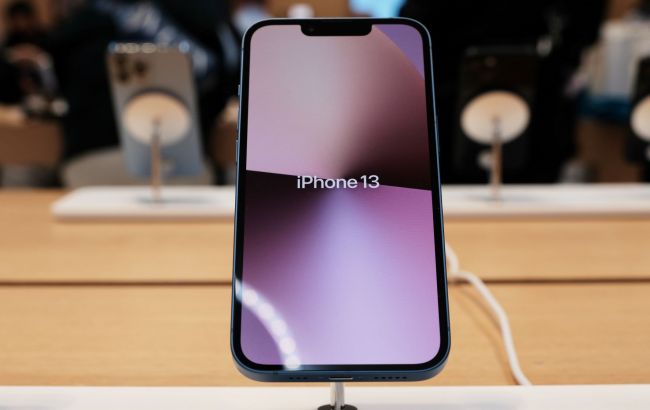 Офіційний партнер Apple в Росії почав завозити "сірі" iPhone і MacBook