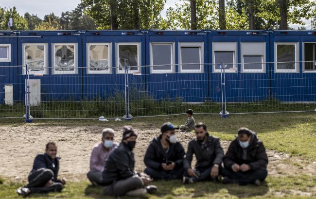 Во временном приюте для мигрантов на границе Беларуси строят полевую баню