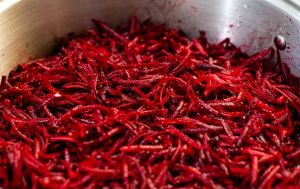 Такий дешевий салат із буряка допоможе знизити тиск: готується за кілька хвилин (відео)