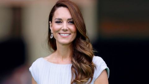 В стиле ретро: Кейт Миддлтон вышла в свет в блузе с самым модным принтом