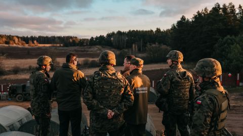 Пытались попасть в Польшу: более 20 мигрантов переплыли реку на лодке