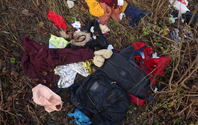 Палатки, одеяла, сумки: на границе Беларуси мигранты оставили после себя свалку из вещей