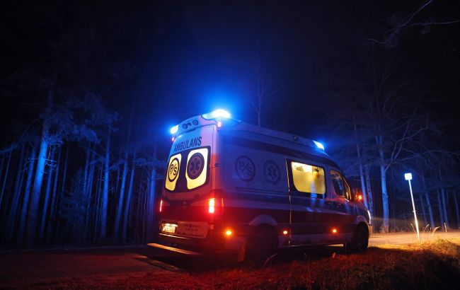 Нелегально пересекли границу: польские службы спасли мигрантов, которые застряли в болоте