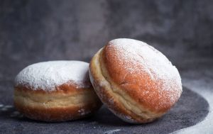 М'які пісні пончики з маком і вишнями: простий домашній рецепт