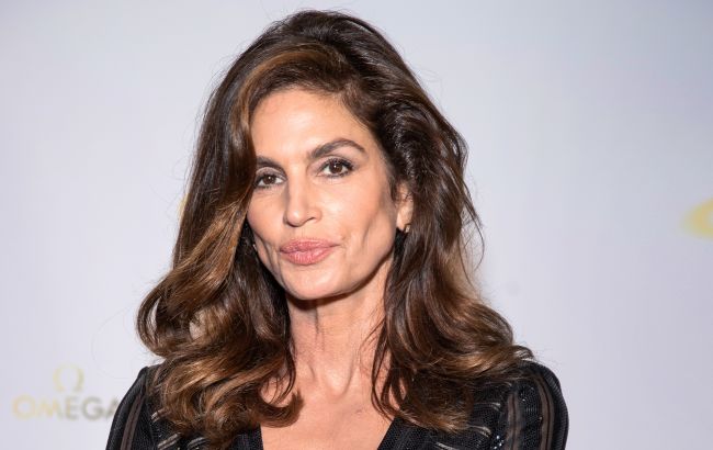 Синди Кроуфорд в 59 лет ежедневно ест этот фрукт: он помогает ей выглядеть молодо