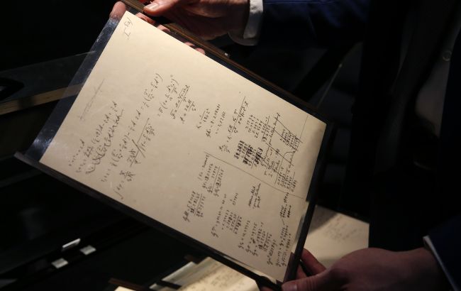 Ціна побила рекорд. У Парижі на аукціоні продали чернетку Ейнштейна за 11 млн євро