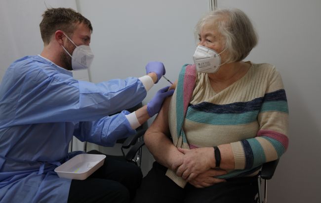 У Словаччині пропонують платити пенсіонерам за вакцинацію