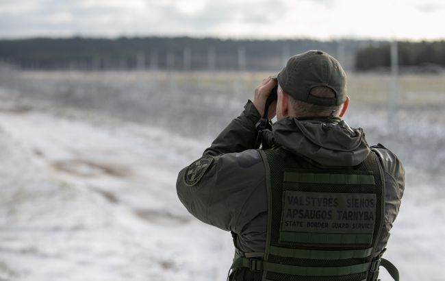 Мігранти на кордоні Литви поранили прикордонника й намагалися затягти в Білорусь