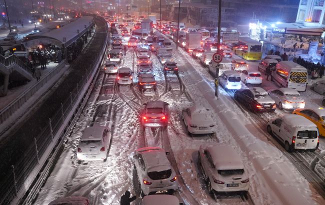 Випало до 85 см снігу. У Стамбулі негода паралізувала роботу аеропорту