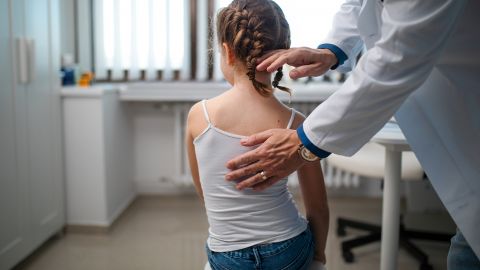 Простой 30-секундный тест поможет определить, есть ли у вашего ребенка сколиоз