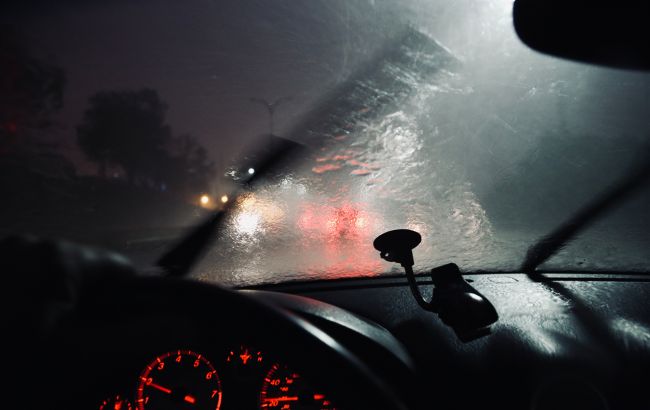 Дождь и ветер: чем такая погода опасна для авто и водителя