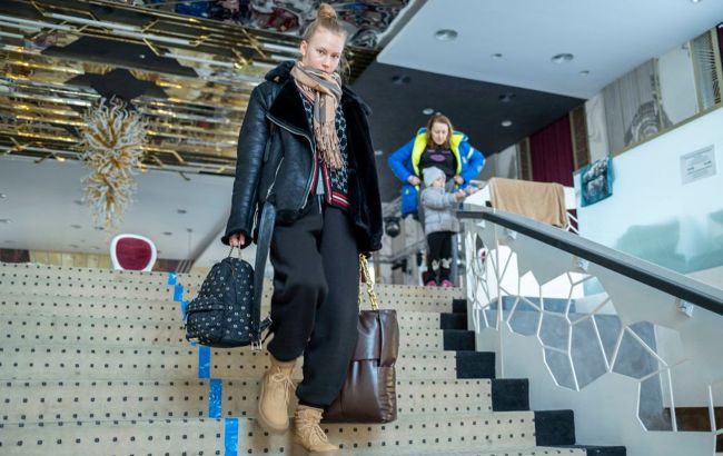 Выселение беженцев в Эстонии чиновники отмечают ужином: реакция волонтеров