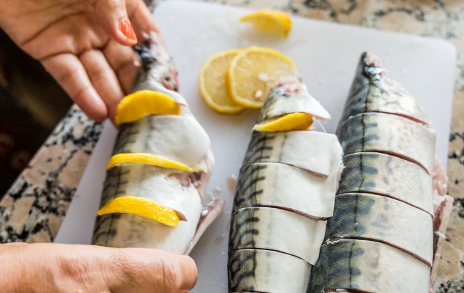 Самый простой рецепт запеченной скумбрии: быстро и очень вкусно