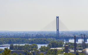 РФ вдарила дронами по Південному мосту у Києві, рух транспорту та метро перекрито