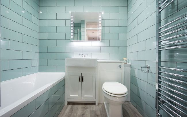 Сіль в унітазі лише нашкодить: киян попередили про небезпечний фейк щодо каналізації