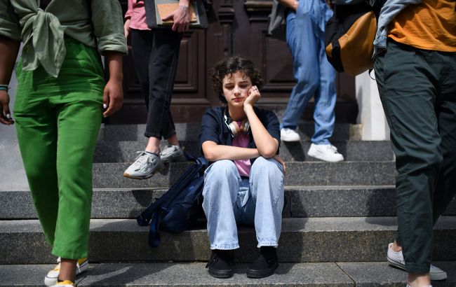 Тихий крик у натовпі: чому ви почуваєтеся самотніми навіть у колі найкращих друзів