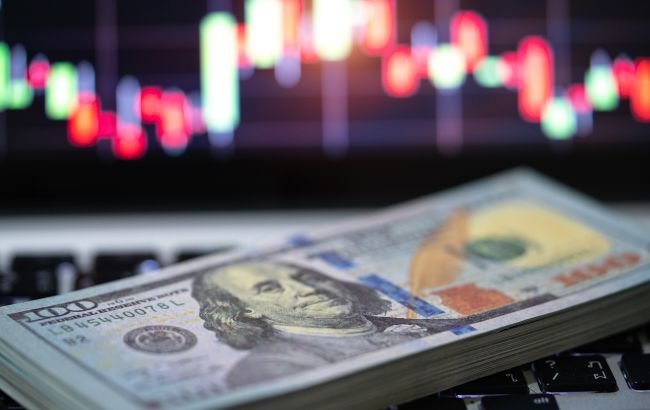 Доллар в обменниках перевалил за 44 гривны: какой курс в ПриватБанке и Monobank на 9 марта