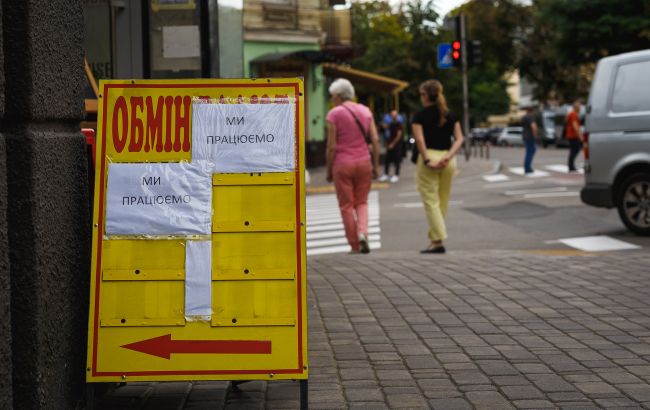 Доллар подешевел: обменники обновили курсы валют