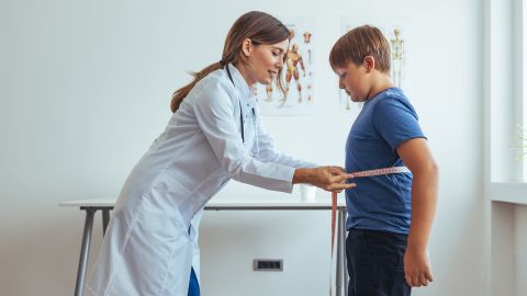 Лишний вес или ожирение у ребенка: что делать родителям