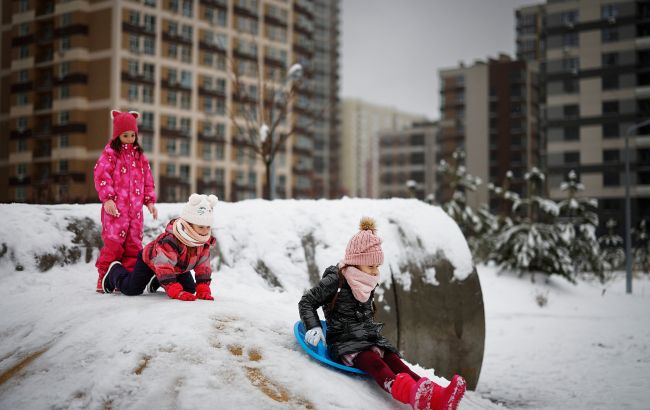 Зимові канікули в Україні: скільки відпочиватимуть школярі у різних областях