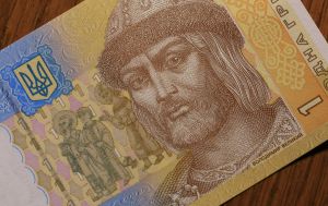 Частину купюр до 10 гривень перестали приймати в магазинах: як їх обміняти