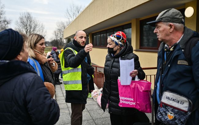 Скільки біженців готові повернутися з Польщі найближчим часом: опитування