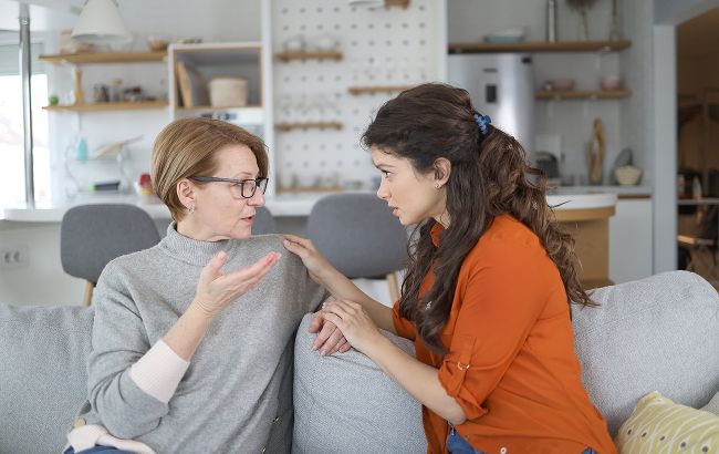 7 фраз невістки, яка таємно ненавидить свекруху, але посміхається в очі