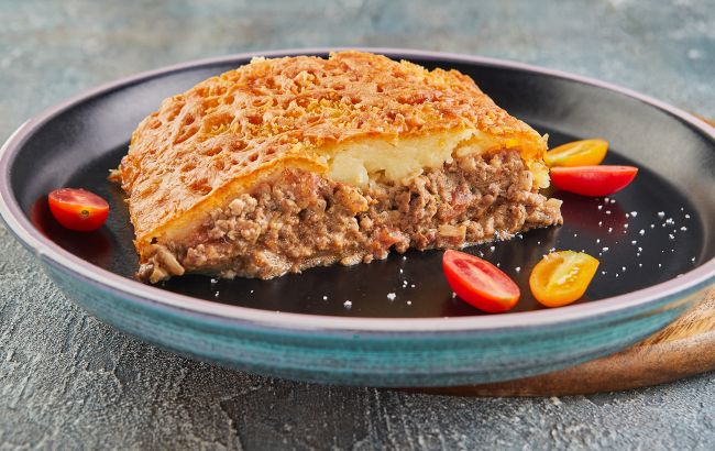 Легко, смачно і незвично: рецепт перевернутого м'ясного пирога на пательні