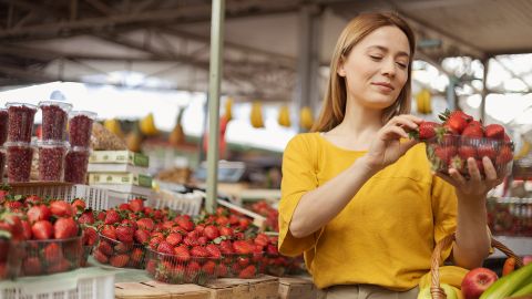 Вот эти 5 критериев помогут вам выбрать вкусную клубнику "без химии" и нитратов