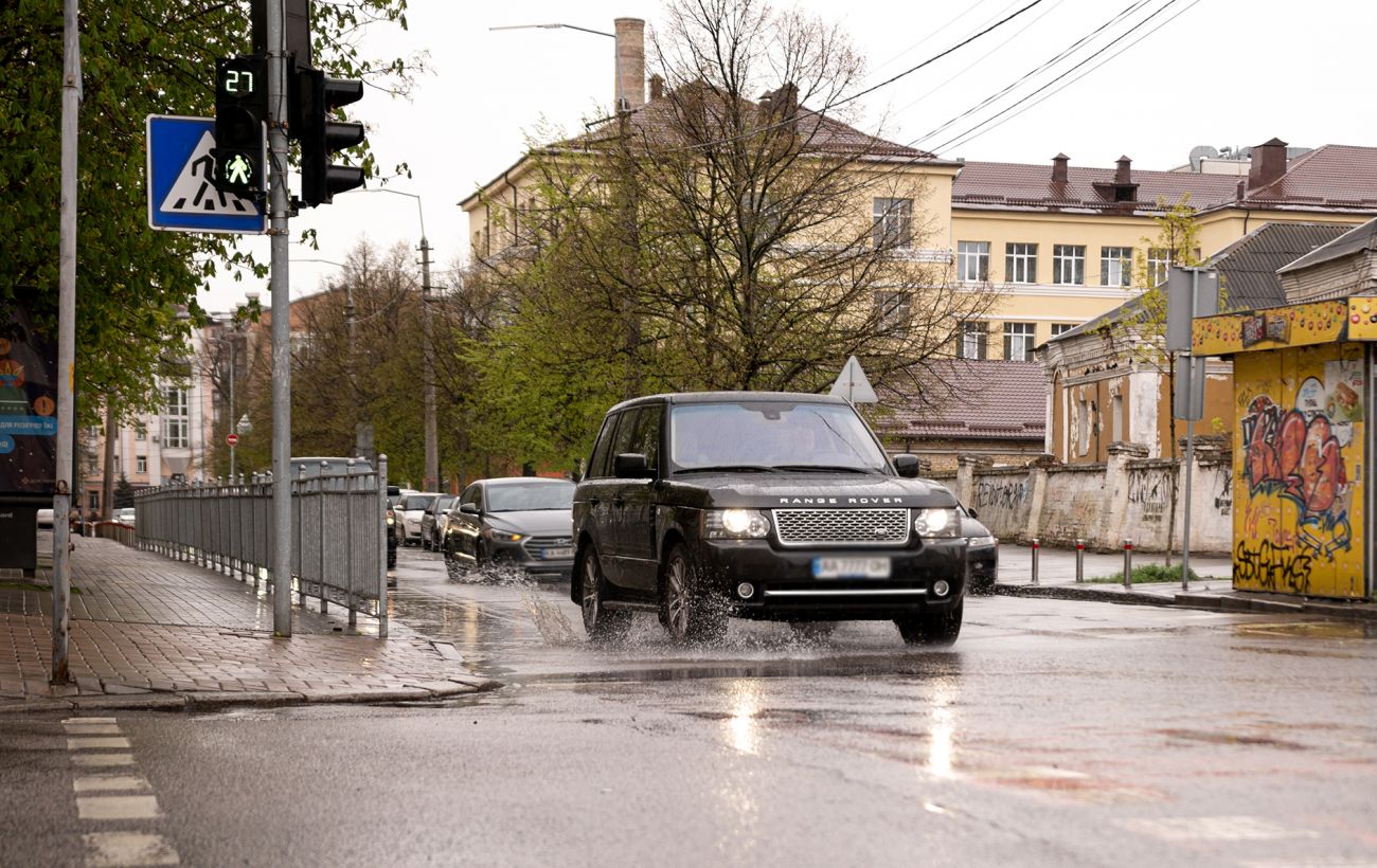 Чи можна виїхати за кордон на автомобілі з тонованими вікнами: роз’яснення юриста
