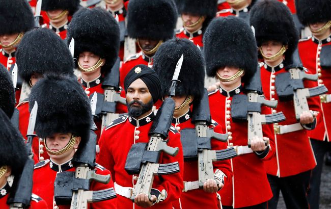 Розсекречено зарплати королівських гвардійців Британії. Українські військові можуть тільки заздрити