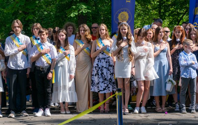 Когда в школах Киева прозвенит последний звонок: названа дата