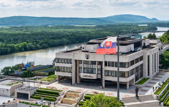 Парламент Словакии запретил правительству поддерживать санкции против России: что известно