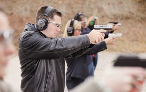 Ілюзія безпеки чи порятунок? Чи потрібна українцям короткоствольна зброя