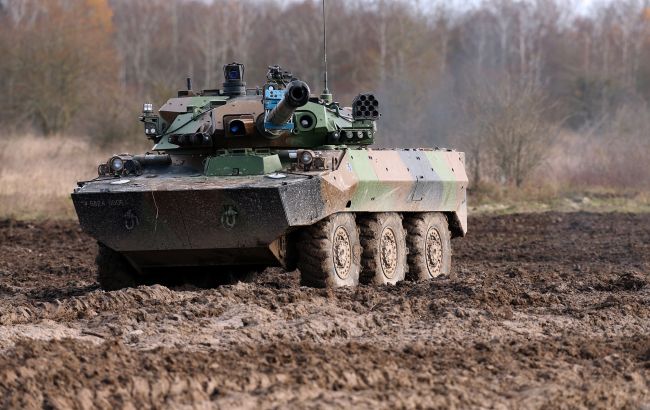 Резников показал, как бойцы управляют французскими "колесными танками"