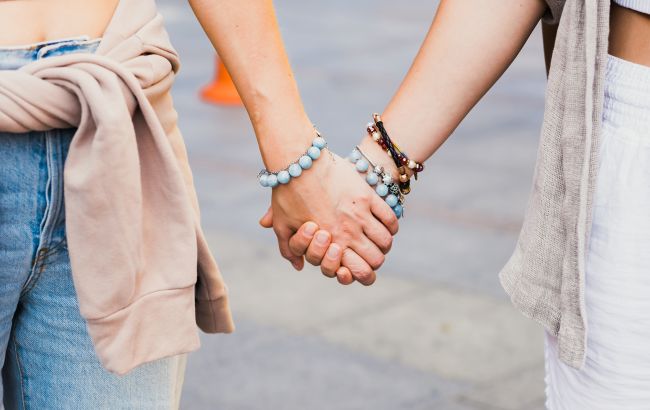 Мне за 40 и я поняла, что мне нравятся женщины. Как сказать об этом мужу?