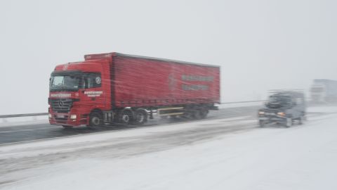 Карпаты в апреле засыпало снегом: в горах ударил мороз -13 (фото)