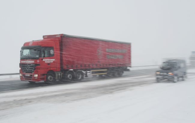 Во Львовской области из-за непогоды будут ограничивать движение грузовиков: список стоянок