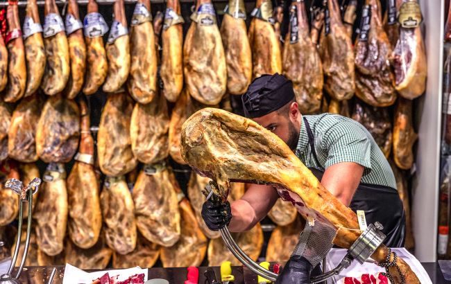 Іспанське село прославилося на весь світ завдяки змаганню з метання шинки: як виглядає цей конкурс