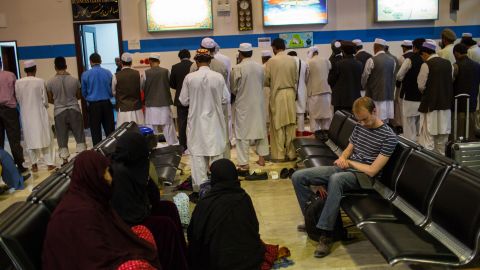 "Предупредительный" огонь в аэропорту Кабула: погибли пять человек