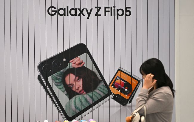 У стилі "розкладачки" 2003 року: Samsung випустила ретро-версію Galaxy Z Flip5