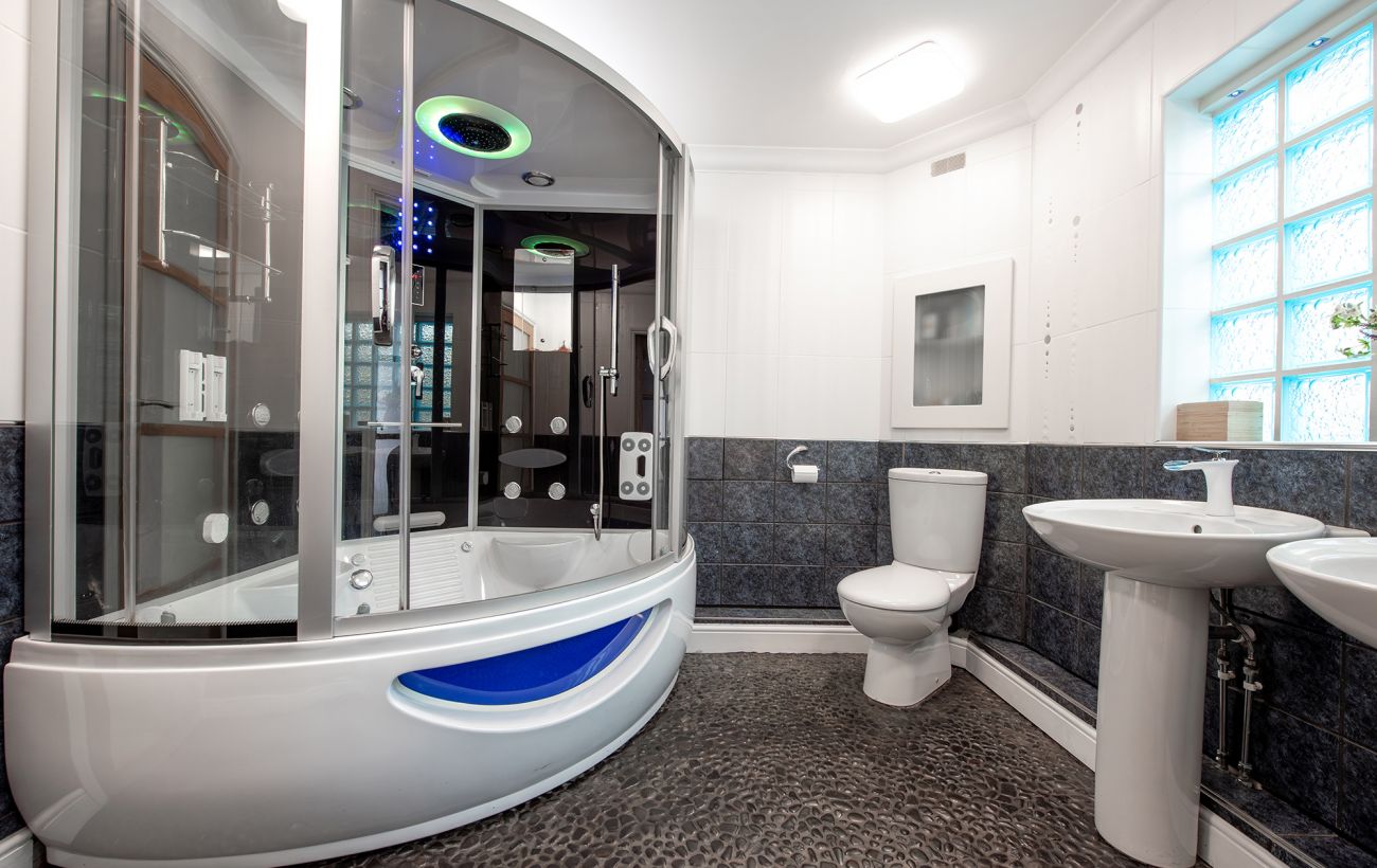 5 причин обрати гідромасажний бокс замість звичайної душової кабіни