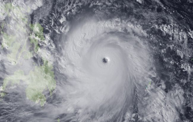 К побережью Японии приближается мощный тайфун
